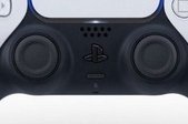 Контроллер DualSense для PlayStation 5 – он беленький, но в черной маечке