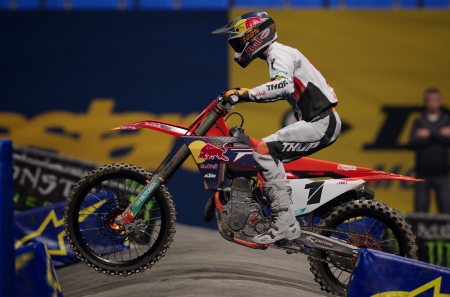 Monster Energy Supercross 6 – грязь, бензиновый выхлоп и треск мотоциклетных двигателей