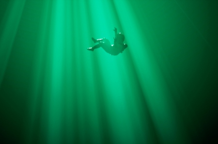 BACKROOMS: NO RETURN – чуть более серьезный хоррор во вселенной бесконечных коридоров и комнат